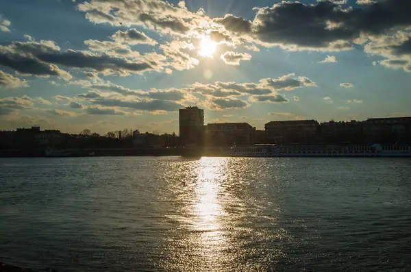 İlkbaharda Tuna Nehri 'nin panoramik manzarası. İlkbaharda Tuna nehrinin kıyısındaki Novi Sad şehrinin manzarası.