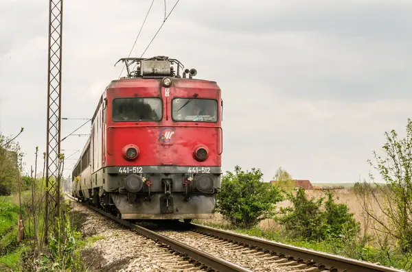 Eski bir elektrikli tren kalabalık bölgeden geçiyor..
