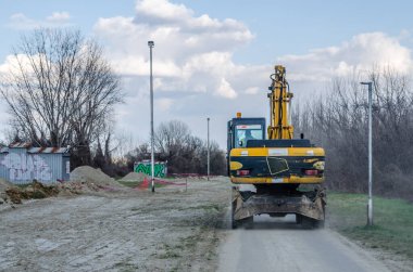Novi Sad, Sırbistan. 19 Mart 2015. Novi Sad 'daki Tuna Nehri üzerindeki Zezelj Köprüsü. İnşaat sırasında Petrovaradin tarafından Novi Sad 'da Tuna' daki Zezelje Köprüsü manzarası.