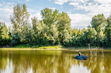 Ulusal Park 'ın güzel panoramik manzarası Sodros, bir balıkçı ahşap teknesinden balık avlıyor..