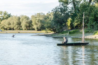 Ulusal Park 'ın güzel panoramik manzarası Sodros, bir balıkçı ahşap teknesinden balık avlıyor..