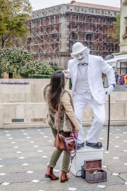 Timisoara, Romanya - 29 Ekim 2016: Timisoara 'daki Birleşme Meydanı' nda Carla Caplin şeklinde bir sokak göstericisi.