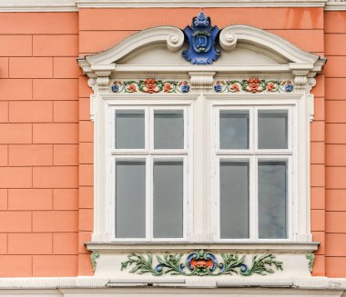 Timisoara, Romanya - 29 Ekim 2016: Romanya 'nın Timisoara kentinde dekoratif barok cepheli pencereler