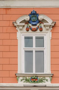 Timisoara, Romanya - 29 Ekim 2016: Romanya 'nın Timisoara kentinde dekoratif barok cepheli pencereler