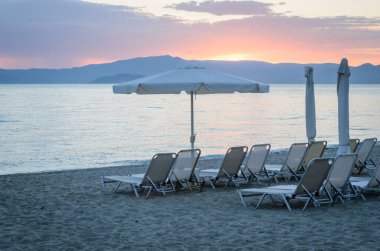 Sabahları küçük Pefkochori kasabasında güneşli ve güneşli plaj manzarası..