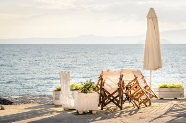 Sabahları küçük Pefkochori kasabasında güneşli ve güneşli plaj manzarası..