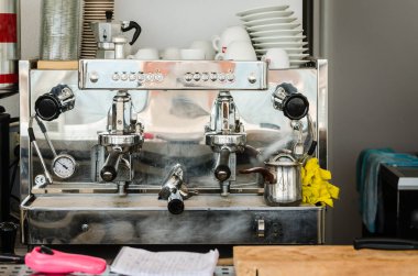 Yunanistan 'ın Pefkochori kentinde yerel bir restoranın bira otomatının manzarası.