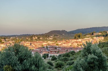 Yunanistan 'ın Pefkochori kentinin sahil şeridinin panoramik manzarası.