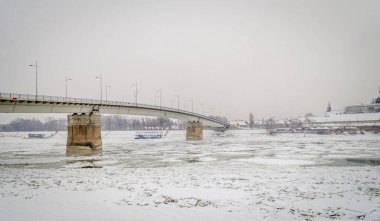 Sırbistan 'ın Novi Sad kentindeki donmuş Tuna nehrindeki buzlar kırıldı. Donmuş Tuna Nehri 'ndeki buzlar kırıldı. .