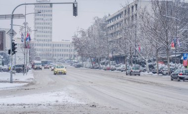 Novi Sad, Sırbistan - 11 Ocak 2017: Merkez Novi Sad kar altında, 2017 yılbaşı tatilinden önce. Novi Sad şehrinin sokakları karla kaplıdır. Novi Sad şehrinin merkez caddelerinin karla kaplı görüntüsü.