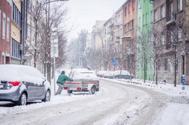 Novi Sad, Sırbistan - 11 Ocak 2017: Merkez Novi Sad kar altında, 2017 yılbaşı tatilinden önce. Novi Sad şehrinin sokakları karla kaplıdır. Novi Sad şehrinin merkez caddelerinin karla kaplı görüntüsü.