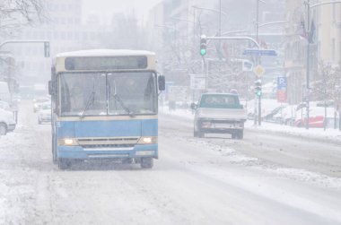 Novi Sad, Sırbistan - 11 Ocak 2017: Merkez Novi Sad kar altında, 2017 yılbaşı tatilinden önce. Novi Sad şehrinin sokakları karla kaplıdır. Novi Sad şehrinin merkez caddelerinin karla kaplı görüntüsü.