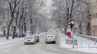Novi Sad, Sırbistan - 11 Ocak 2017: Merkez Novi Sad kar altında, 2017 yılbaşı tatilinden önce. Novi Sad şehrinin sokakları karla kaplıdır. Novi Sad şehrinin merkez caddelerinin karla kaplı görüntüsü.
