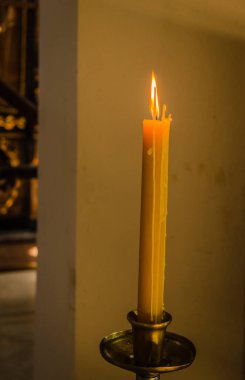 Sremska Kamenica 'daki Sırp Ortodoks Kilisesi' nde mum ateşe verildi.