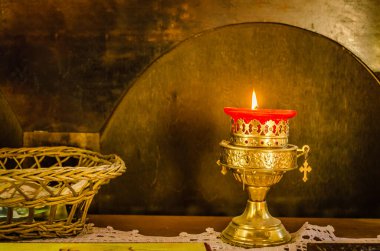 Sremska Kamenica 'daki Sırp Ortodoks Kilisesi' nde mum ateşe verildi.