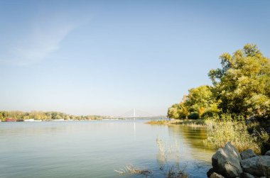 Novi Sad, Sırbistan - 16 Ekim. 2017: Sırbistan 'ın Novi Sad kentindeki Özgürlük Köprüsü' nde.