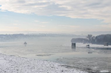 Kar ve buzla kaplı Tuna Nehri. Petrovaradin Kalesi, Voyvodina, Novi Sad, Petrovaradin, Sırbistan 'ın Tuna Nehri' nin donmuş ve karla kaplı su yolu.