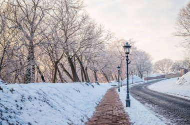 Petrovaradin kalesi karla kaplı. Petrovaradin Kalesi 'ne giden karla kaplı yolun manzarası..