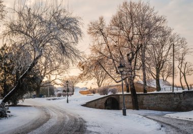 Petrovaradin kalesinin karla kaplı bölümlerinin panoramik görüntüsü.