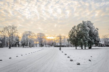 Petrovaradin kalesinin karla kaplı bölümlerinin panoramik görüntüsü.