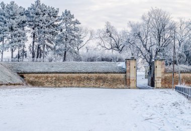 Petrovaradin kalesinin karla kaplı bölümlerinin panoramik görüntüsü.