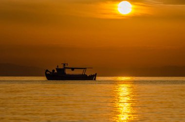 Açık denizlerde balıkçı teknesi, sabahın erken saatlerinde Yunanistan, Leptokarya 'da.
