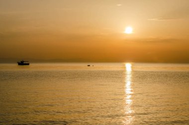 Açık denizlerde balıkçı teknesi, sabahın erken saatlerinde Yunanistan, Leptokarya 'da.