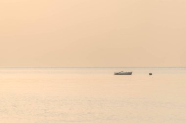 Açık denizlerde balıkçı teknesi, sabahın erken saatlerinde Yunanistan, Leptokarya 'da.