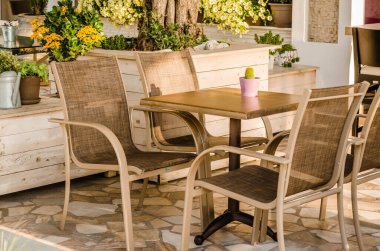 Yunanistan 'ın Leptokarya kentindeki bahçe restoranında sandalyeler.