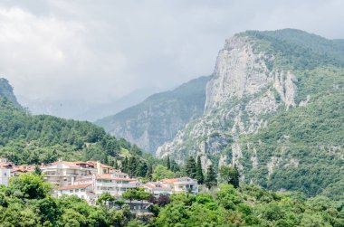 Yunanistan 'ın Olimpos Dağı' ndaki Enipeas Nehri Kanyonu 'nun altındaki Litohoro köyündeki evler.