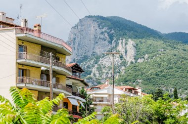 Yunanistan 'ın Olimpos Dağı' ndaki Enipeas Nehri Kanyonu 'nun altındaki Litohoro köyündeki evler.