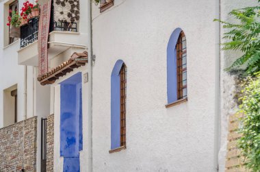 Yunanistan 'ın Olimpos Dağı' ndaki Enipeas Nehri Kanyonu 'nun altındaki Litohoro köyündeki evler.