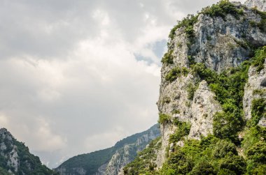 Yunanistan 'ın Litochoro köyü yakınlarındaki Olimpos Dağı' nda Enipez Nehri Kanyonu.
