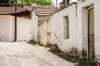 Yunanistan 'ın Olimpos Dağı' ndaki Enipeas Nehri Kanyonu 'nun altındaki Litohoro köyündeki evler.