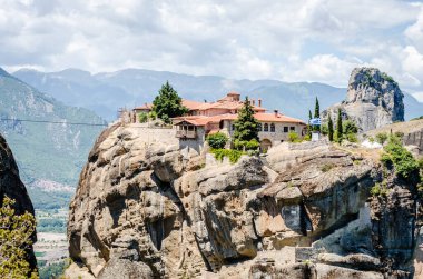 Yunanistan 'daki Meteor Dağı' nın kayalıklarında bulunan Büyük Meteor Ortodoks Manastırı manzarası, Haziran 2018.