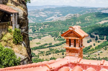 Yunanistan 'daki Meteor Dağı' nın kayalıklarında bulunan Büyük Meteor Ortodoks Manastırı manzarası, Haziran 2018.