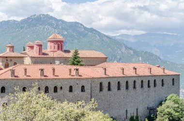 Yunanistan 'daki Meteor Dağı' nın kayalıklarında bulunan Büyük Meteor Ortodoks Manastırı manzarası, Haziran 2018.