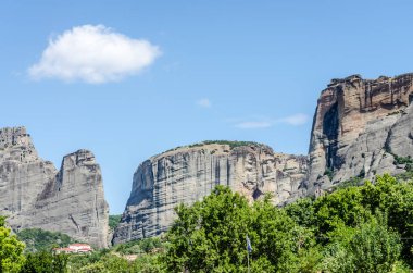 Yunanistan 'ın Kalambaka kentinden Meteora Dağı' nın panoramik manzarası.