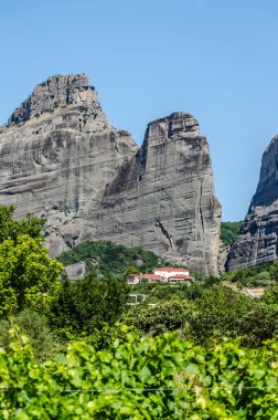 Yunanistan 'ın Kalambaka kentinden Meteora Dağı' nın panoramik manzarası.