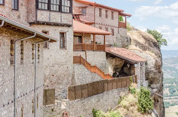 Yunanistan 'daki Meteor Dağı' nın kayalıklarında bulunan Büyük Meteor Ortodoks Manastırı manzarası, Haziran 2018.