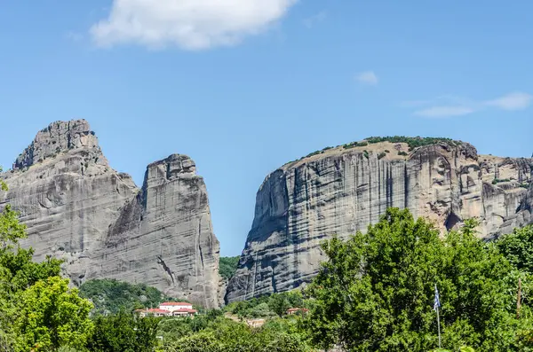 stock image Panoramic view of Mount Meteora from the city of Kalambaka in Greece.