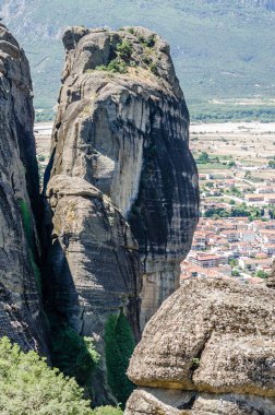 Yunanistan 'ın Kalambaka kentinden Meteora Dağı' nın panoramik manzarası.