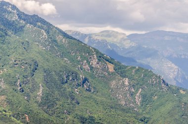 Yunanistan 'ın batısındaki Kalambaka kenti yakınlarındaki Meteor Dağı manzarası.
