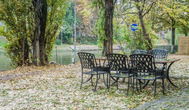 Timisoara, Romanya - 29 Ekim 2016: Romanya 'nın Timisoara Park kentindeki yerel bir restoranda çelik mobilya.