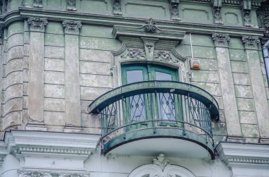 Timisoara, Romanya - 29 Ekim 2016: Romanya 'nın Timisoara kentinde dekoratif barok cepheli teraslar.