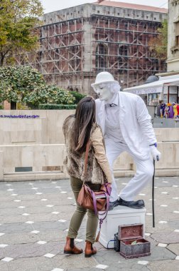 Timisoara, Romanya - 29 Ekim 2016: Timisoara 'daki Birleşme Meydanı' nda Carla Caplin şeklinde bir sokak göstericisi.