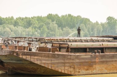 Novi Sad, Sırbistan - Aralık 08. 2020: Tuna kıyısında Petrovaradin, Novi Sad, Sırbistan yakınlarındaki demirlemiş tankerler.