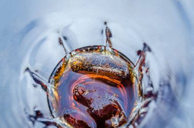 Sıvı karamel rengi cam bardak.