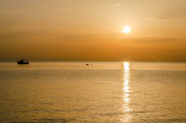 Açık denizlerde balıkçı teknesi, sabahın erken saatlerinde Yunanistan, Leptokarya 'da.