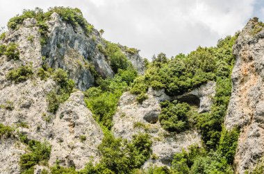 Yunanistan 'ın Litochoro köyü yakınlarındaki Olimpos Dağı' nda Enipez Nehri Kanyonu.